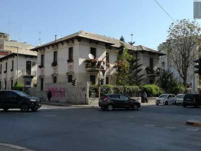 Percorriamo proprio via Volta per andare a scovare altri due villini ancora esistenti, situati sull�altro lato di viale Unit� d�Italia